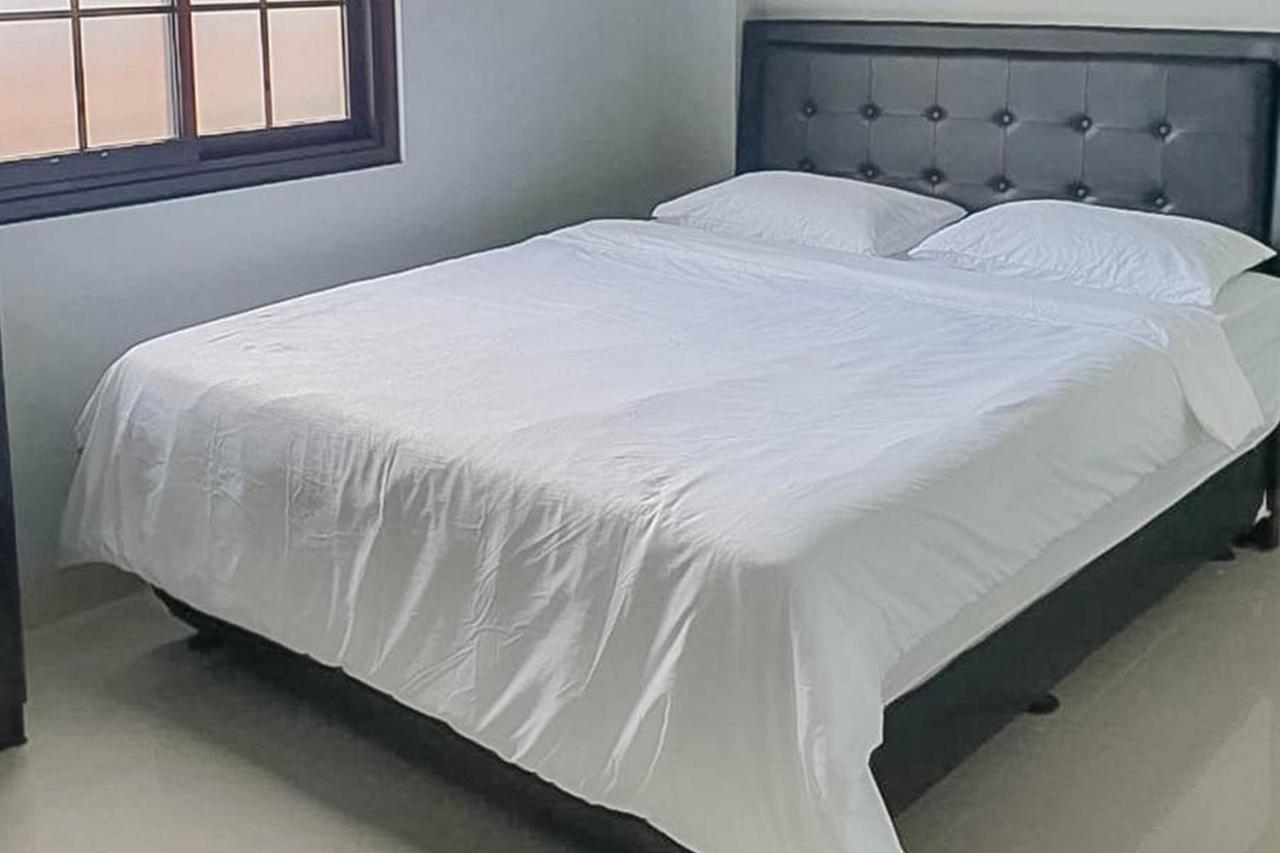 Mahkota Residence Mitra Reddoorz Karawang Exterior foto